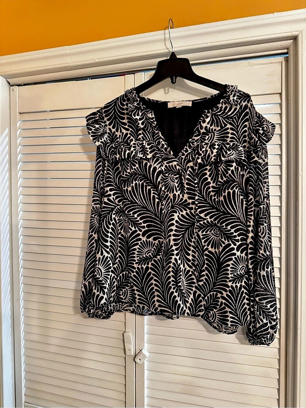 LOFT Leafed Ruffle Tie Neck Mixed Media Blouse Black & White XL